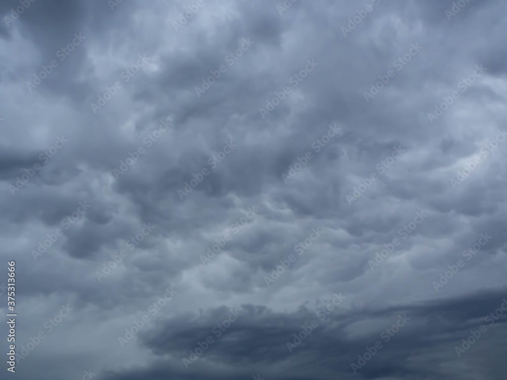 空一面を覆う黒い雲