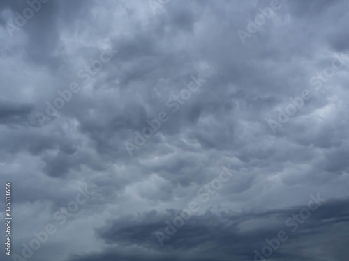 空一面を覆う黒い雲