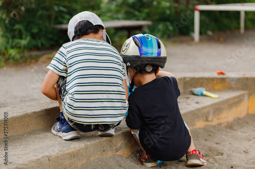 Wallpaper Mural 砂場で協力して遊ぶ兄弟の後ろ姿 Torontodigital.ca