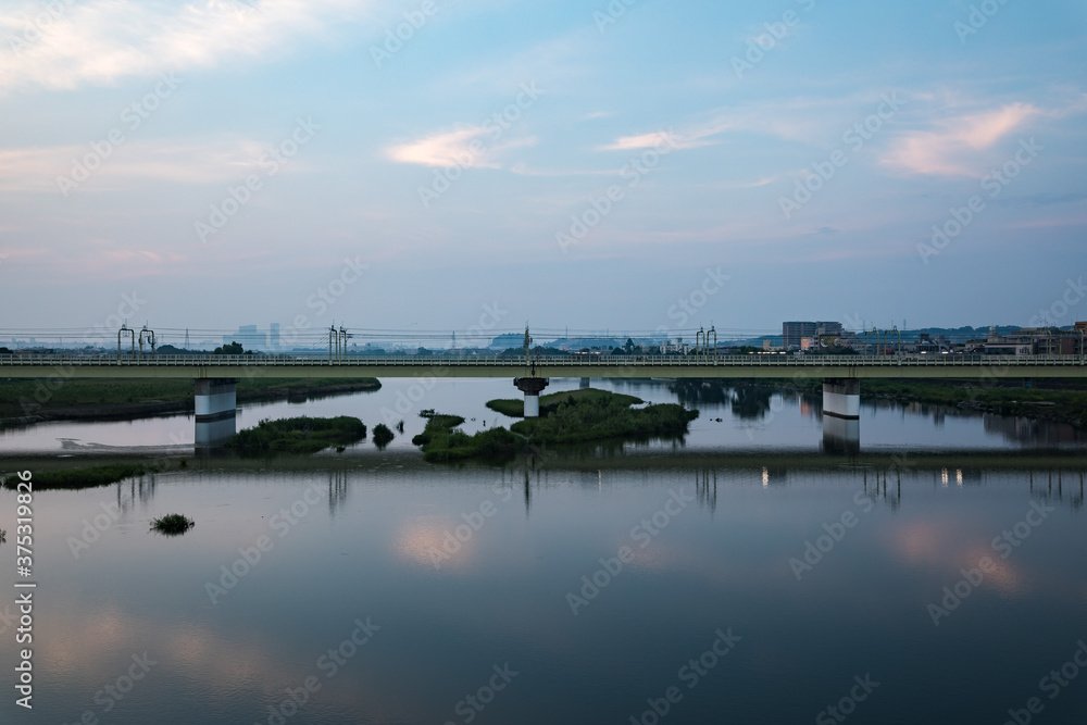 Obraz premium 早朝の多摩川から見る風景