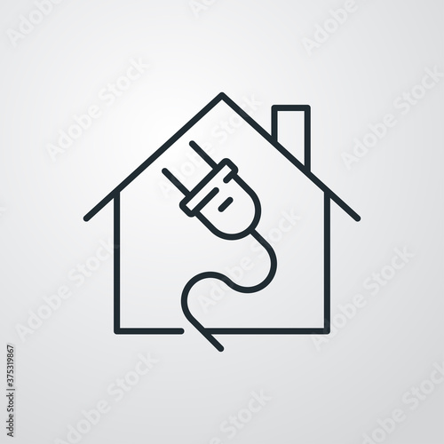 Concepto energía eléctrica. Logotipo lineal enchufe eléctrico con cable en una casa en fondo gris