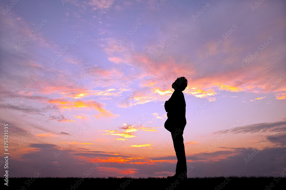 夕陽を背景に腕組みし立つ男性の横姿シルエット Stock Photo Adobe Stock