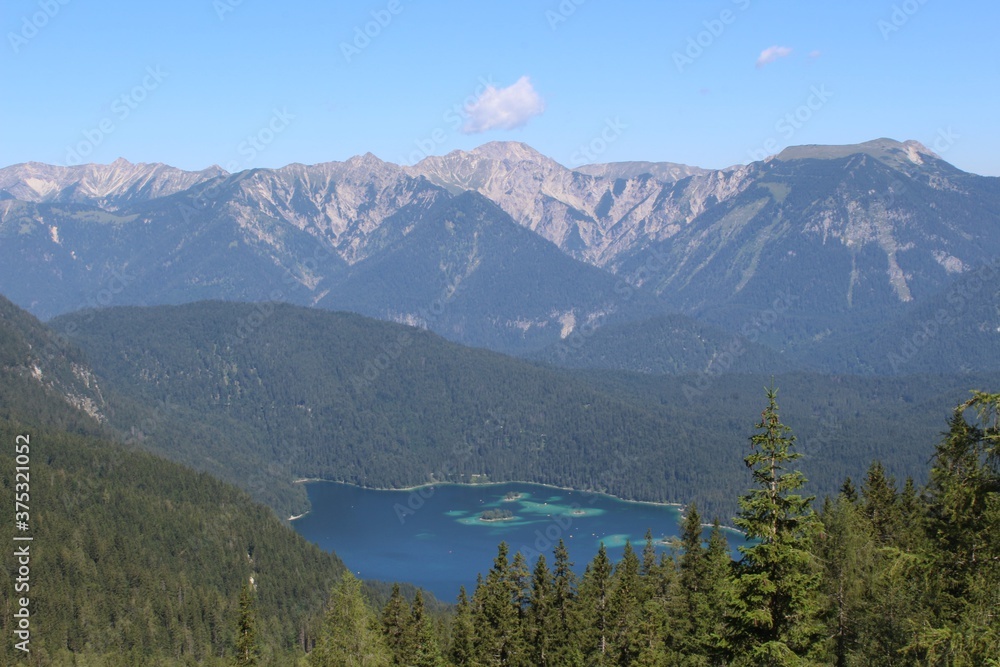 Sicht auf den Eibsee in Bayern Sicht auf den Eibsee in Bayern
