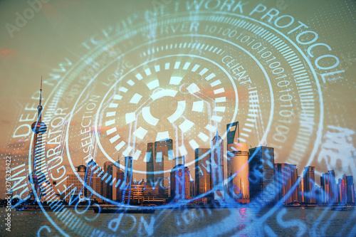 Hologram tematu danych na widok miasta z wieżowca tło podwójnej ekspozycji. Koncepcja technologii.