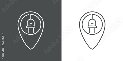 Concepto energía eléctrica. Logotipo lineal enchufe eléctrico con cable en puntero en fondo gris y fondo blanco