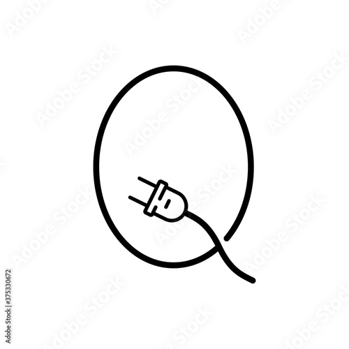 Concepto energía eléctrica. Logotipo lineal letra inicial Q con enchufe eléctrico con cable en color negro