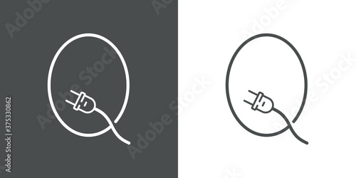 Concepto energía eléctrica. Logotipo lineal letra inicial Q con enchufe eléctrico con cable en fondo gris y fondo blanco