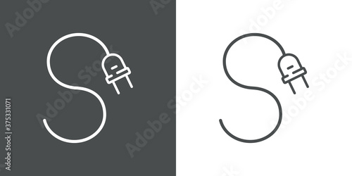 Concepto energía eléctrica. Logotipo lineal letra inicial S con enchufe eléctrico con cable en fondo gris y fondo blanco