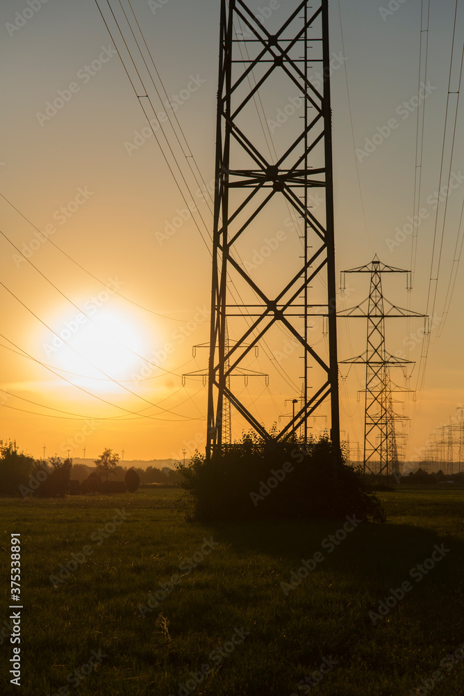 Strommasten in der Abendsonne