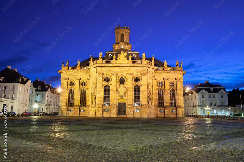 Ludwigskirche Saarbrücken von hinten zur blauen Stunde in Bodenperspektive