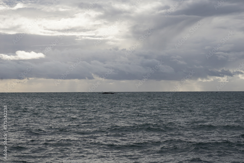 Ciel nuageux au dessus de la mer . Ciel nuageux au dessus de la mer .