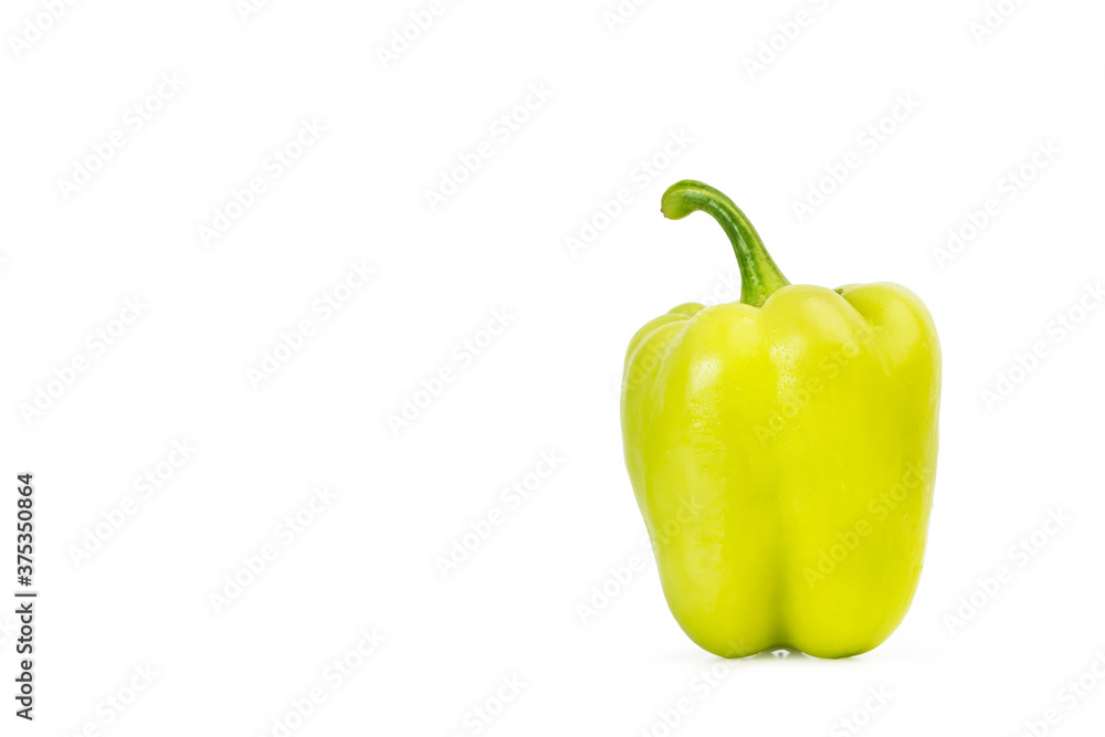 Pimiento verde sobre un fondo blanco liso y aislado. Vista de frente. Copy space Pimiento verde sobre un fondo blanco liso y aislado. Vista de frente. Copy space
