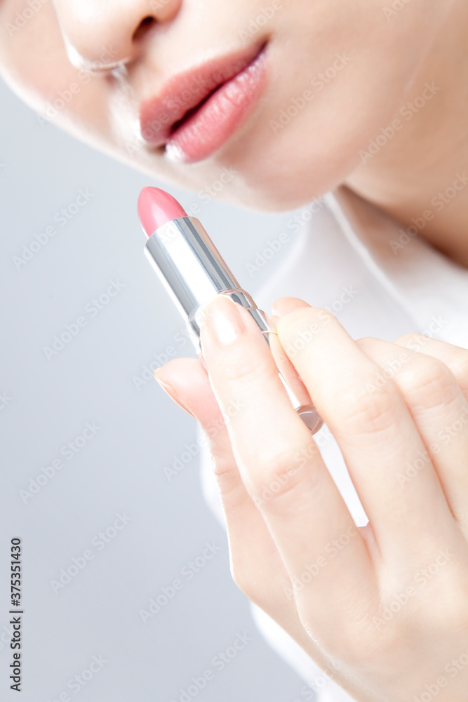 口紅を塗る女性 口紅を塗る女性