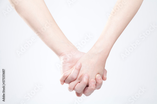 手を繋ぐ男女
