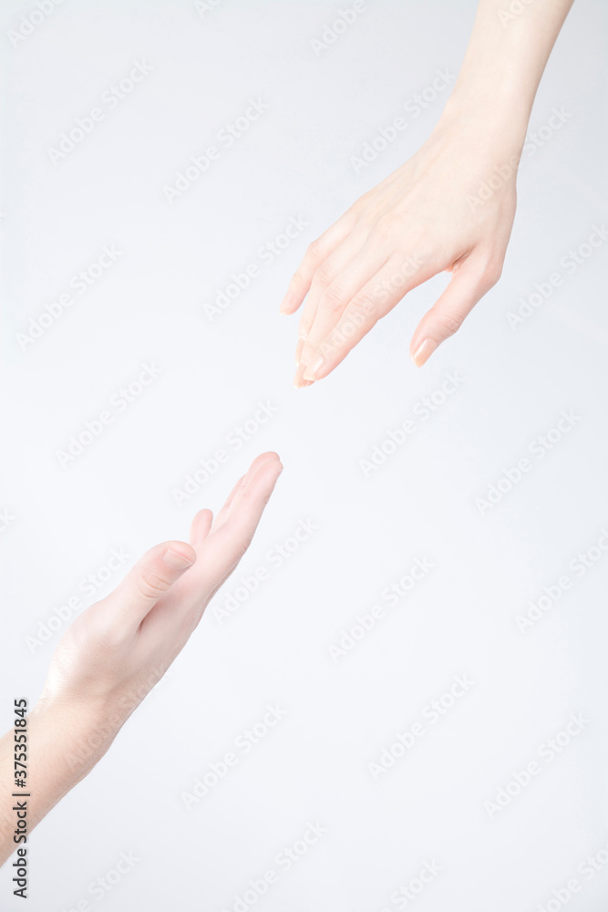 手を伸ばす男女