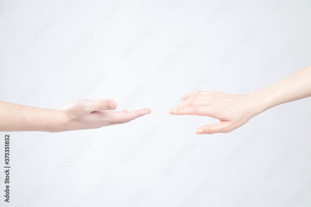 手を伸ばす男女 手を伸ばす男女