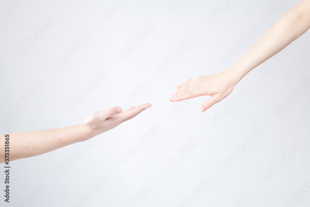 手を伸ばす男女 手を伸ばす男女