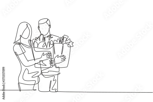 One single line drawing young happy romantic couple holding paper grocery bags after buying daily goods at grocery store. Commercial retail shopping concept. Continuous line draw design illustration