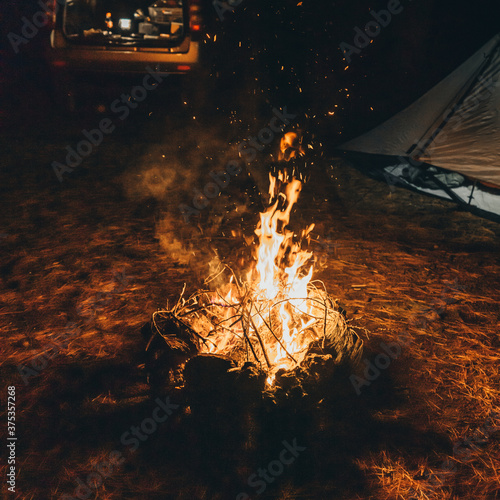 焚き火・キャンプファイヤー・夜のキャンプ風景 / Camping bonfire