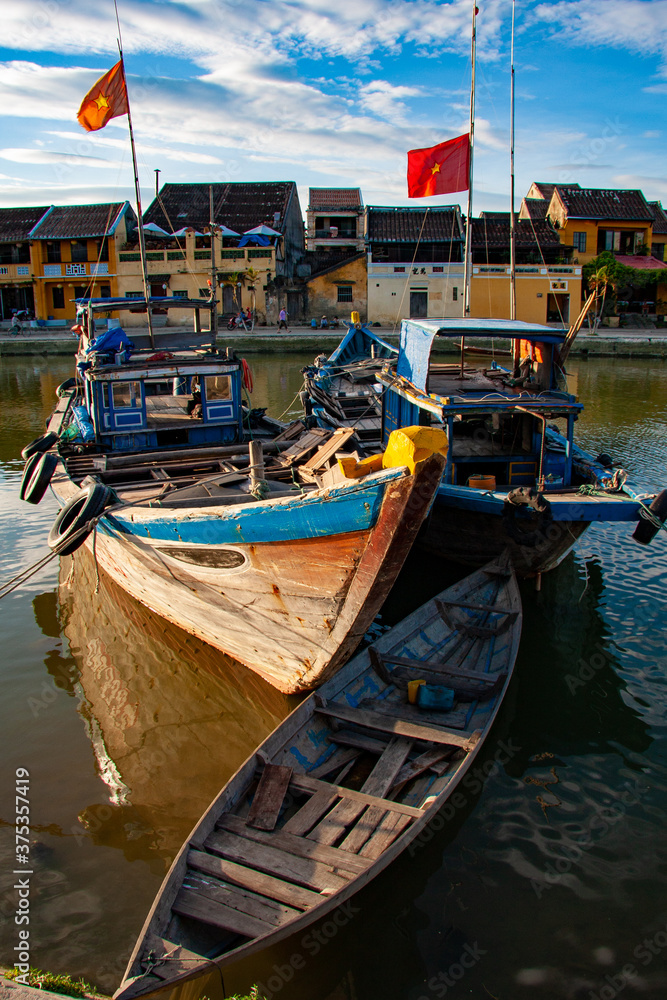 Fischerboote im Hafen von Hoi An