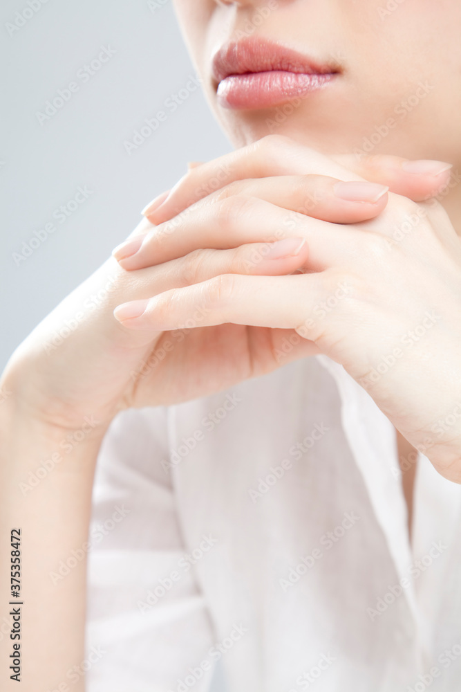 考える女性 考える女性