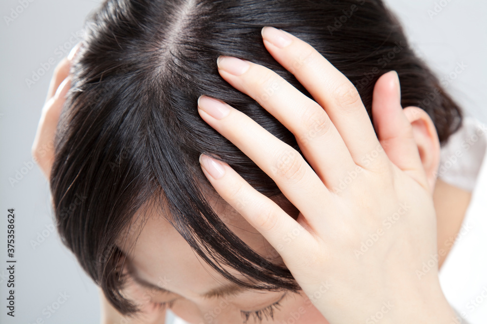 Naklejka premium 頭を抱える女性