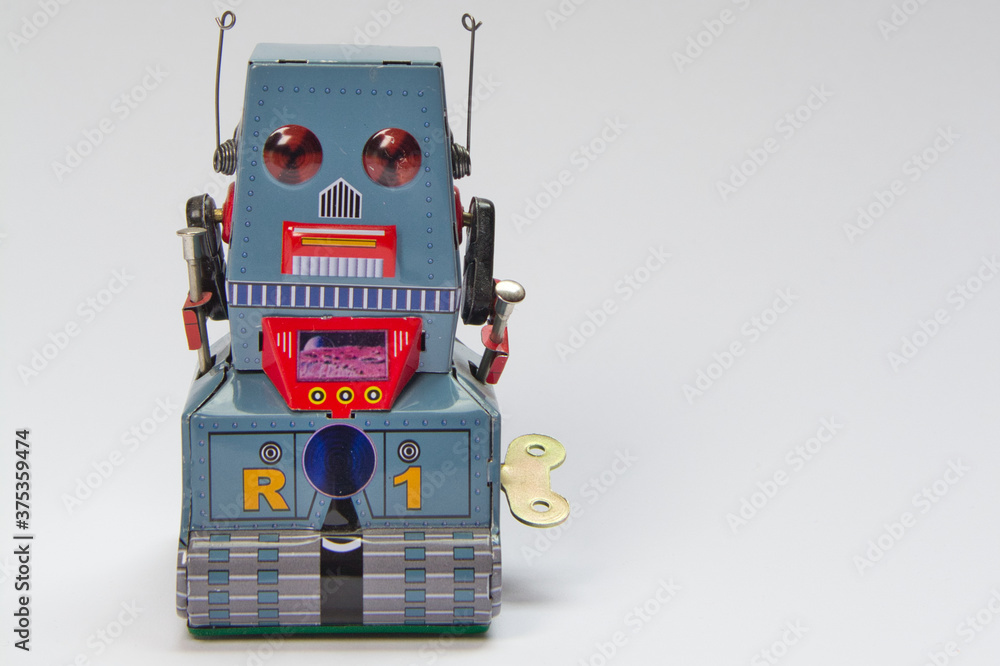 Fototapeta premium Aufziehbarer retro Spielzeug Roboter aus Blech vor neutralem Hintergrund
