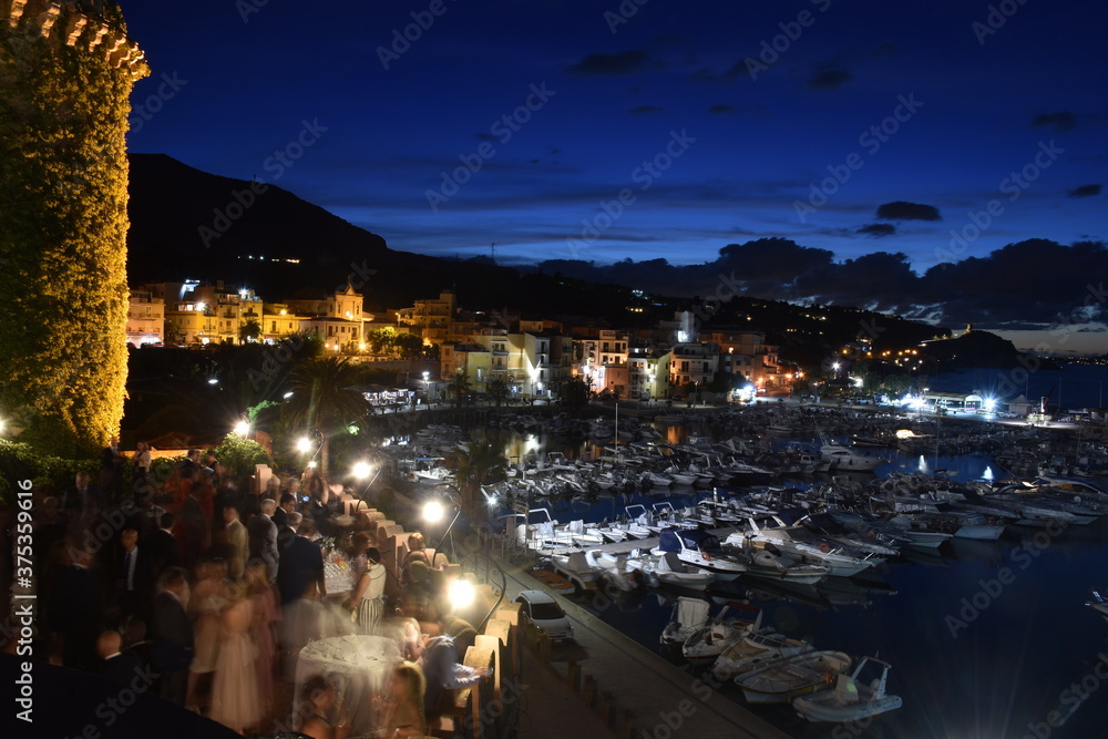 Veduta notturna sul porto di S. Flavia, Sicilia Palermo.