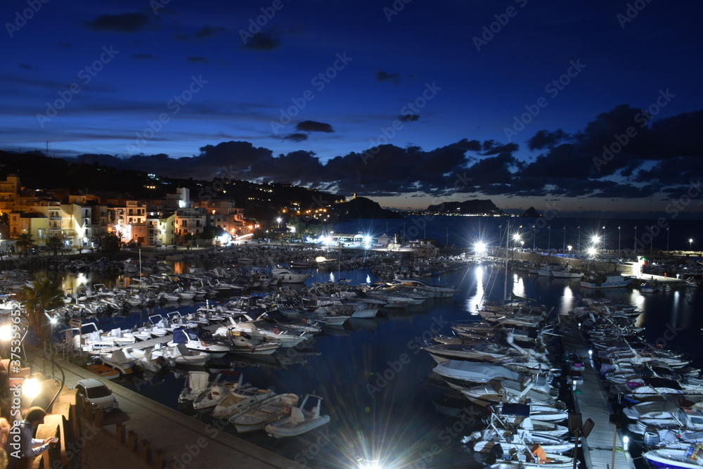 Veduta notturna sul porto di S. Flavia, Sicilia Palermo.