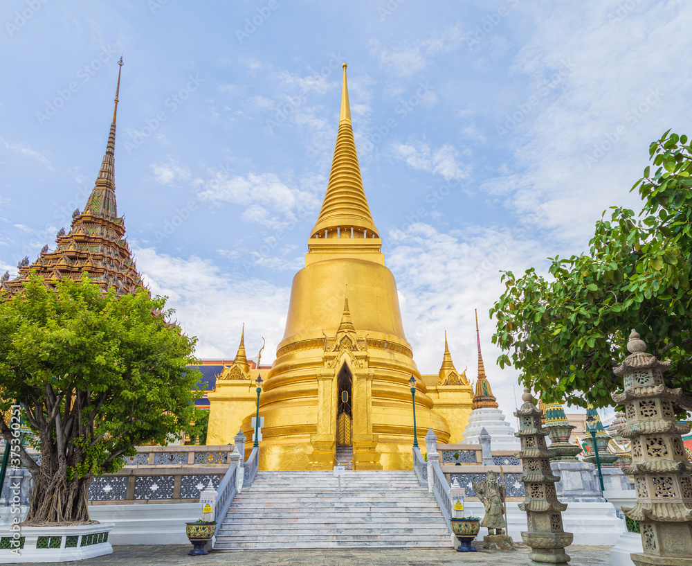Fototapeta premium The Great golden stupa in Wat Phra Kaew against the sky, Temple of the Emerald Buddha Wat Phra Kaew is one of the most famous places in Bangkok, Thailand