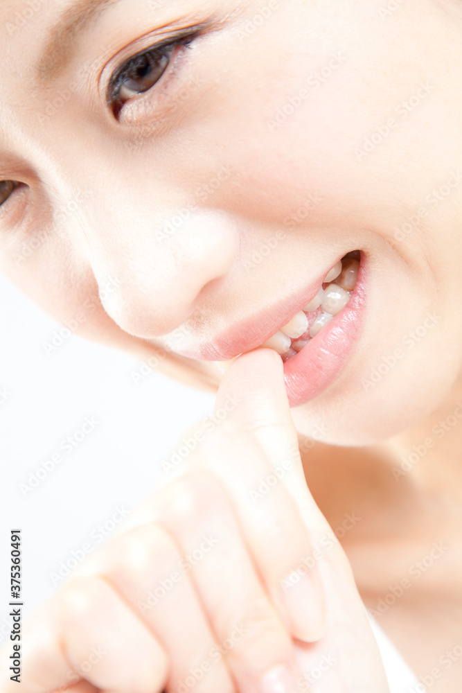 Naklejka premium 爪を噛む女性の手元
