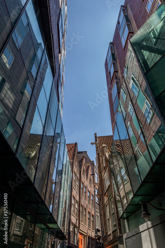 alte trifft auf neue Architektur in Amsterdam, Niederlande