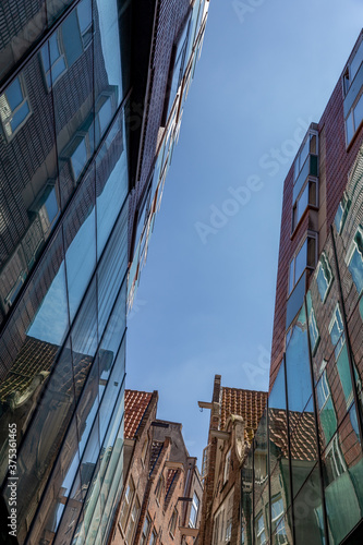 alte trifft auf neue Architektur in Amsterdam, Niederlande