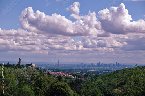 Blick von Kronberg im Taunus auf die Skyline Frankfurt