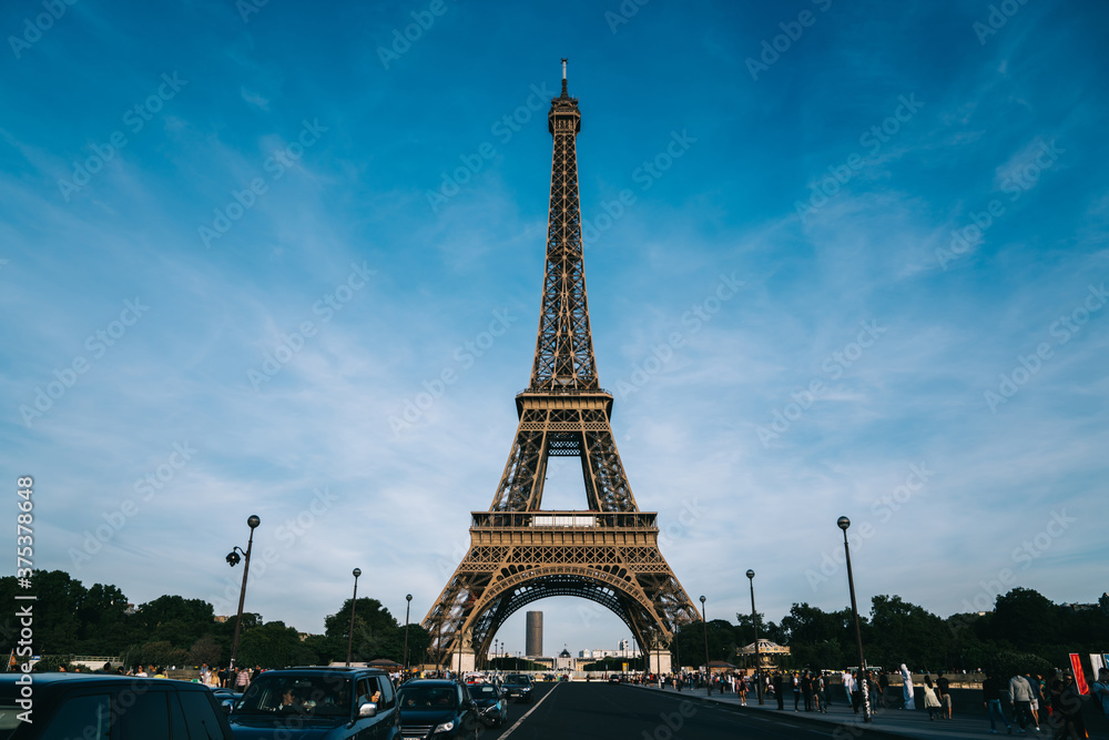 Naklejka premium Road in front of Eiffel Tower
