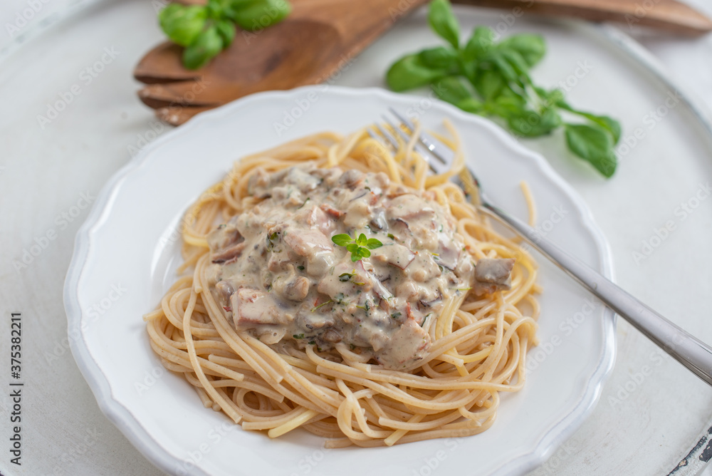 spaghetti with mushroom cheese sauce