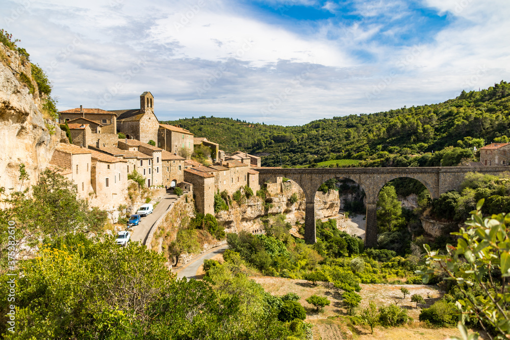 Vue sur le village médiéval de Minerve (Occitanie, France)