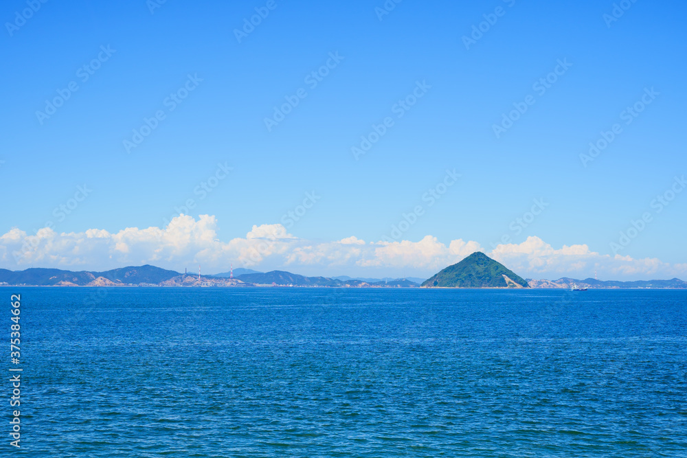 瀬戸内海　大槌島(香川県坂出市から撮影)
