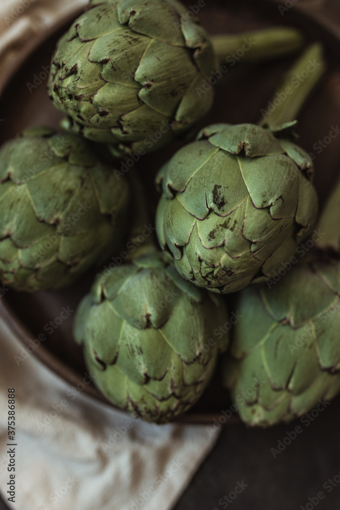 Obraz premium Fresh green artichokes.