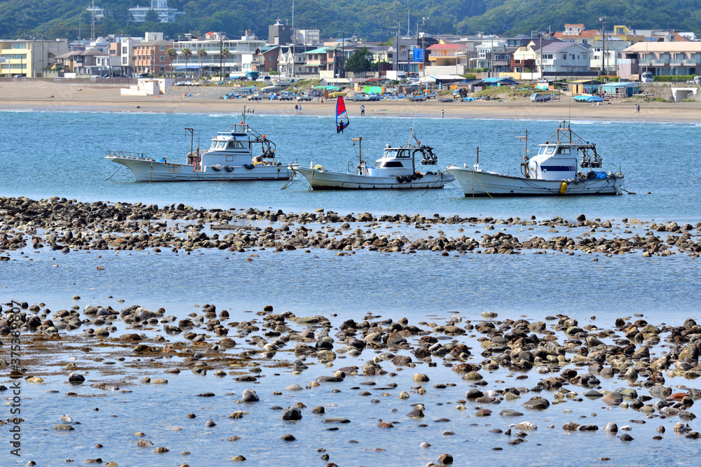 鎌倉和賀江島に停泊する漁船とウインドサーフィン