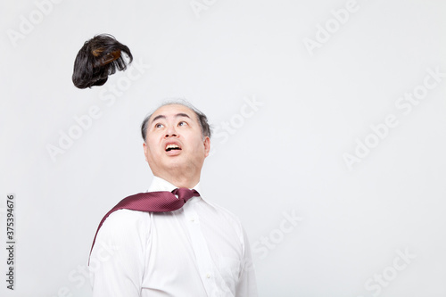 カツラが飛ぶビジネスマン photo