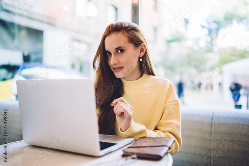 Photography Smiling woman using laptop at cafe