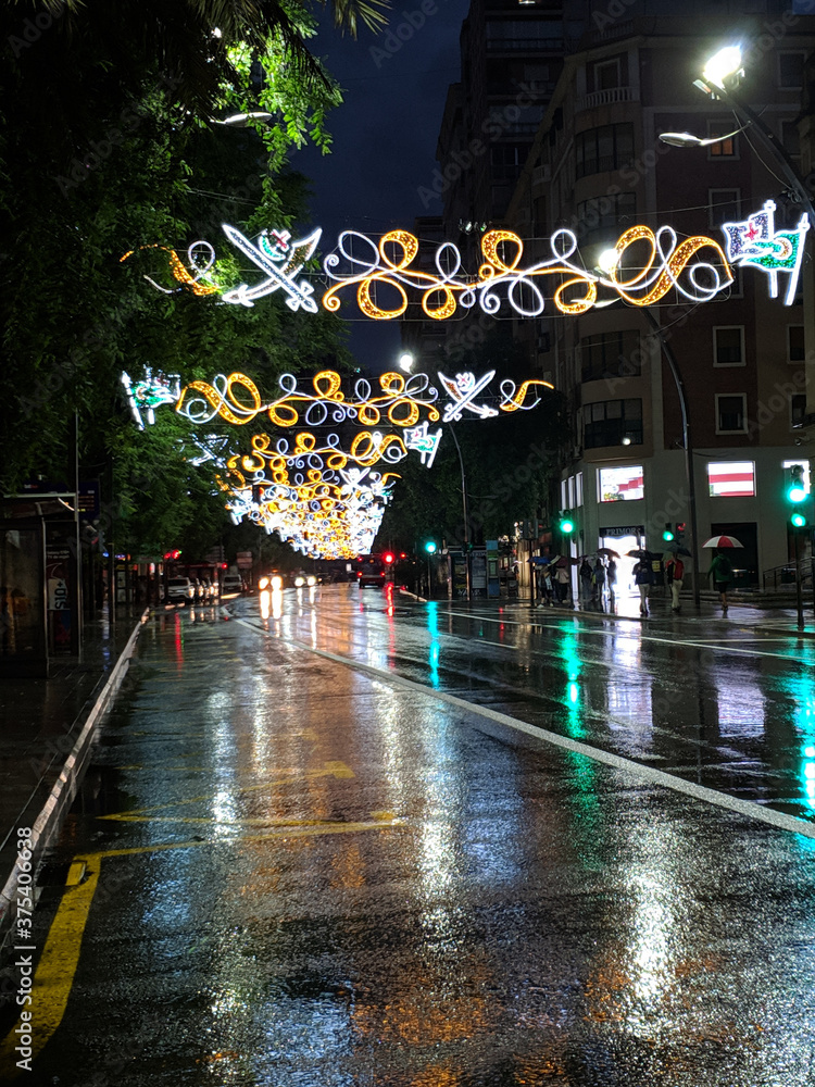 Carretera de noche con iluminacion navideña