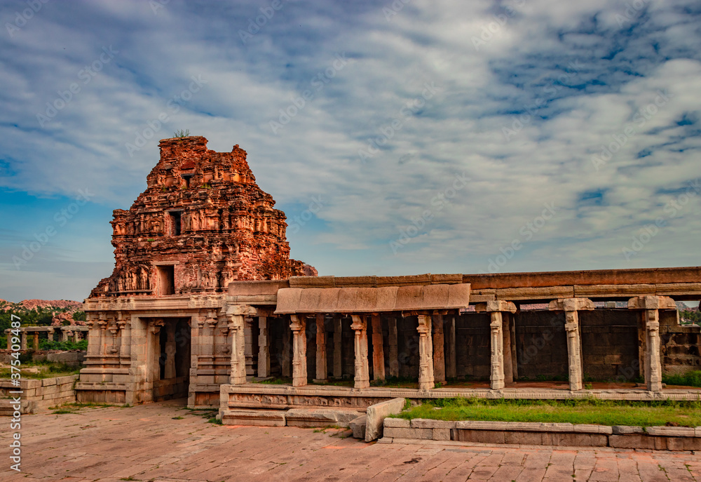 Obraz premium vithala temple hampi ruins antique stone art from unique angle with amazing blue sky