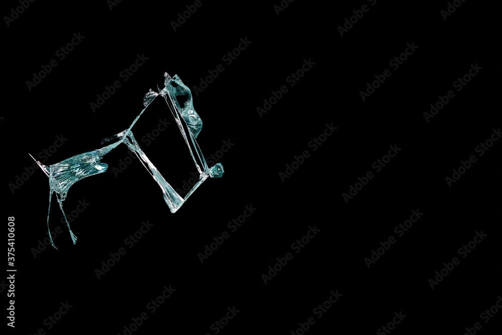 Obraz premium crack on broken glass and mirror on a black background in the form of an abstract drawing destruction of the whole