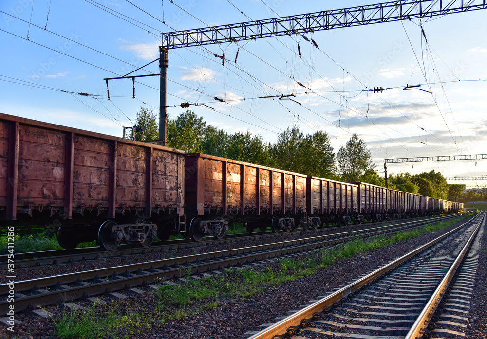 Obraz premium Freight Cars Deliver Construction and bulk Materials such as stone, sand and gravel and charcoal. Open Hoppers on railroads.