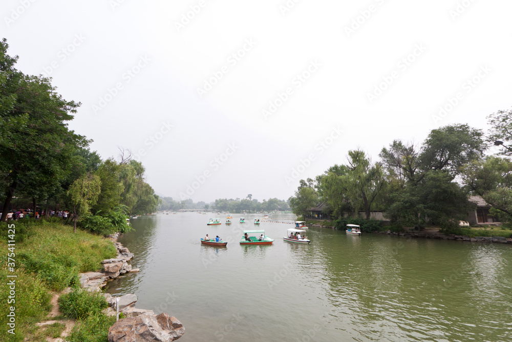 Fototapeta premium beautiful lake scenery in ancient Chinese garden