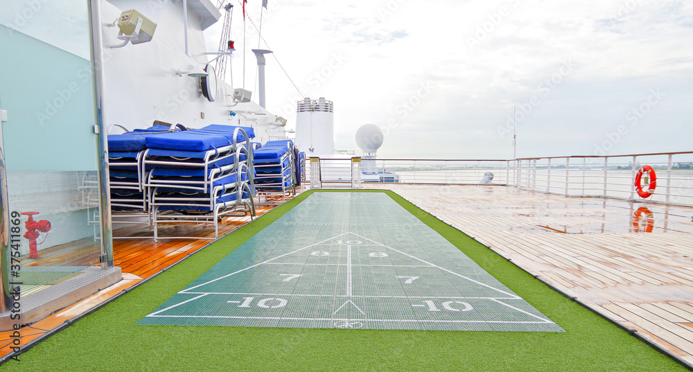 Foto Stock Shuffleboard and mini golf putting green field onboard