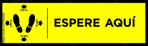 Espere aquí texto español. Distancia social prevención Coronavirus