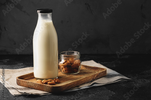 Foto Almond milk with almond nuts in glass